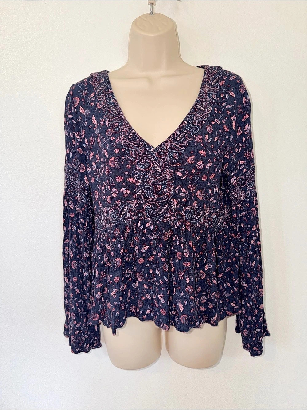 Aeropostale Floral V-Neck Blouse in Blue & Pink Size Medium Like New